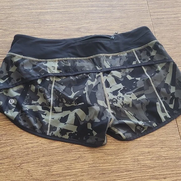 Lululemon Camo Shorts Size 6 - Picture 2 of 6